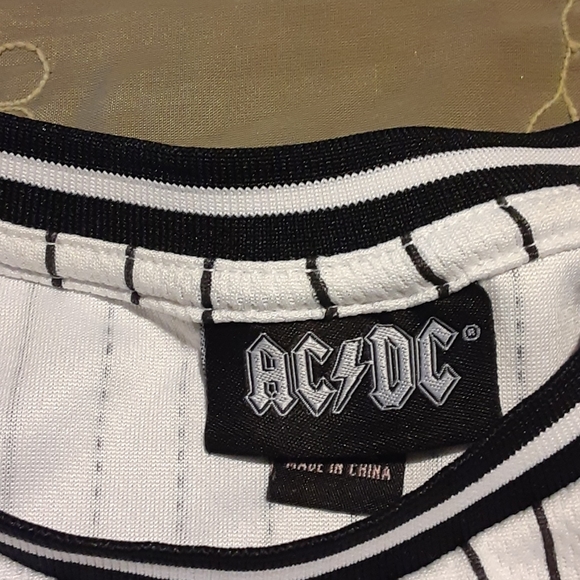 AC⚡DC ROCK BAND BEAUTIFUL TOP SIZE M WOMENS - Picture 3 of 5